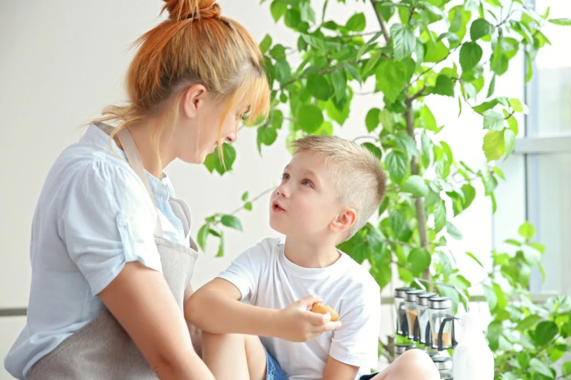Mama rozmawia z synkiem o zakupach.